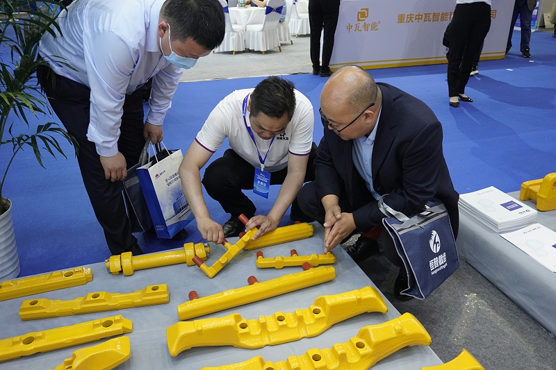 刮板、橫梁、啞鈴銷鍛件展示、講解