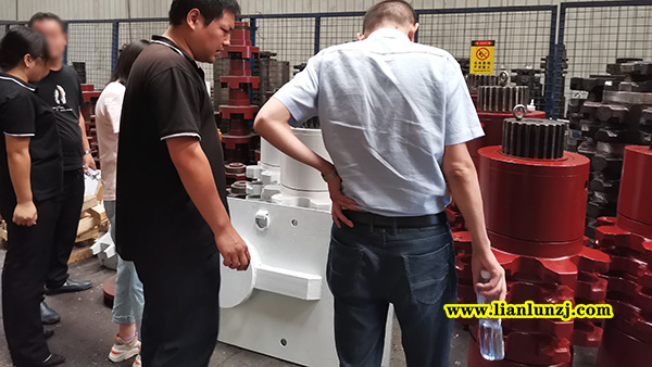 貴陽彭總開展刮板機(jī)配件業(yè)務(wù)，來我廠考察參觀！