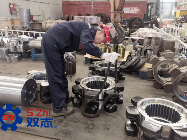 致敬每一位一線工人，堅(jiān)守崗位，兢兢業(yè)業(yè)。_河南雙志